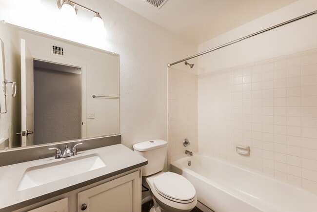 Building Photo - 8842 W Grovers Ave