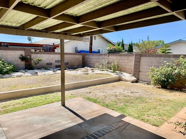 Building Photo - Charming Single Story Home