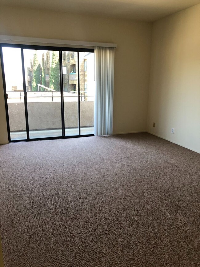 Building Photo - Spacious 3 BR Condo Located in Heart of UT...