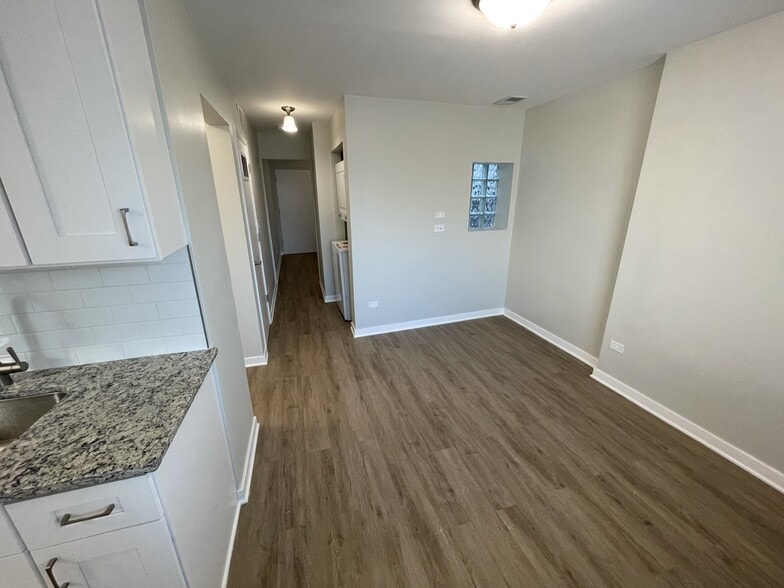 Building Photo - 2677 N Lincoln Ave