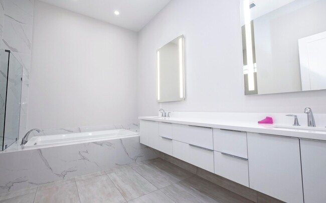 Building Photo - 5663 Brookfield Cir