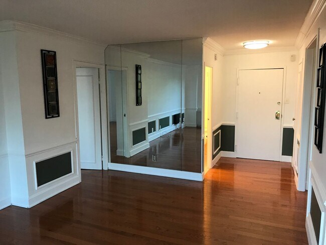 Building Photo - Luxury 1 bedroom 1 bath condo with great amenities