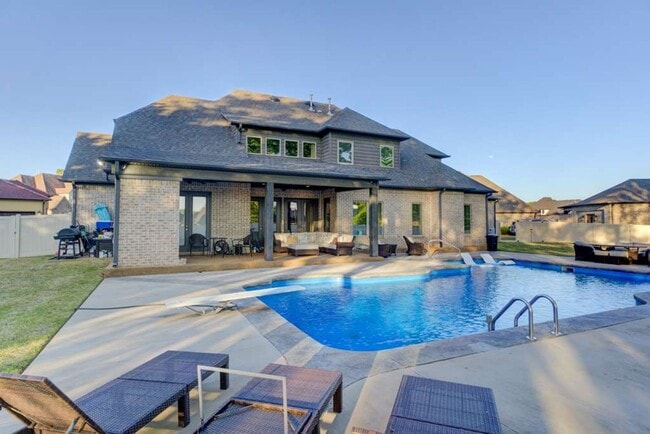 Building Photo - Winslow Cove Furnished Executive Estate with Pool