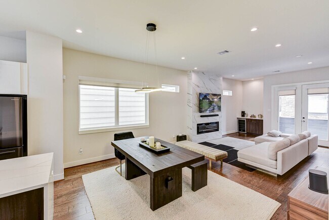 Building Photo - 5857 Dolores St