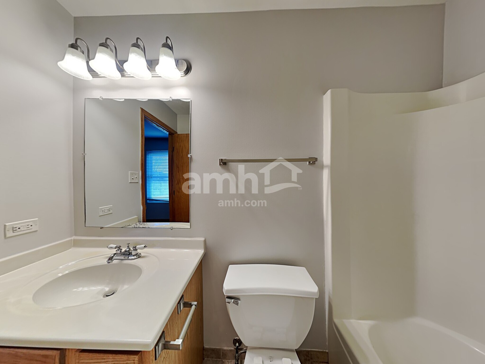 Building Photo - 1304 Lasser Dr