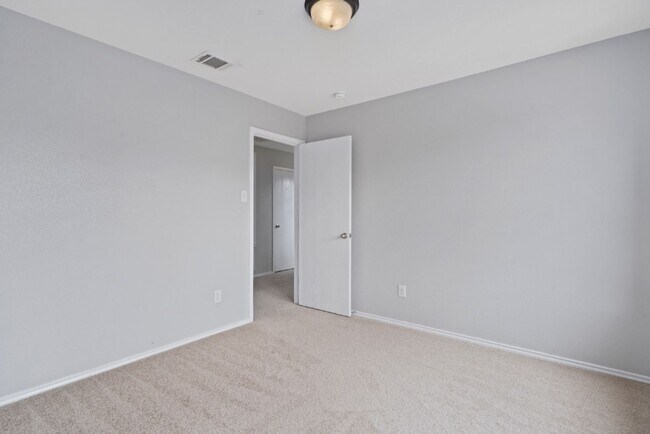 Building Photo - 1132 Hyde Park Dr