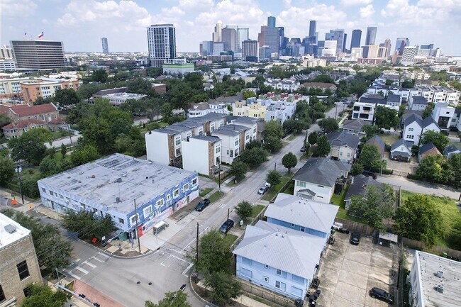 Building Photo - 3409 La Branch St