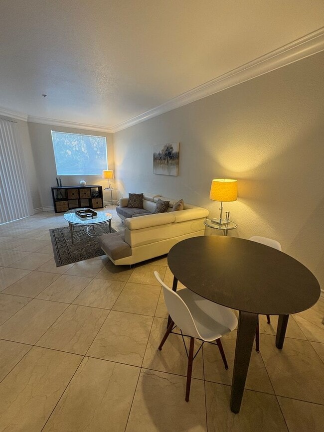 Building Photo - Spacious fully furnished 1 bedroom condo l...