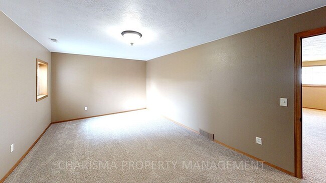 Building Photo - 3 BD, 2 BA AMENITY FILLED TOWNHOME WITH AT...
