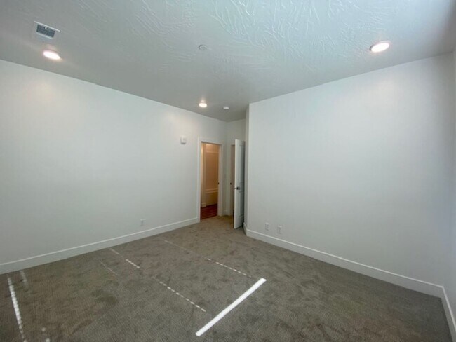 Building Photo - SPACIOUS APARTMENT FOR RENT!