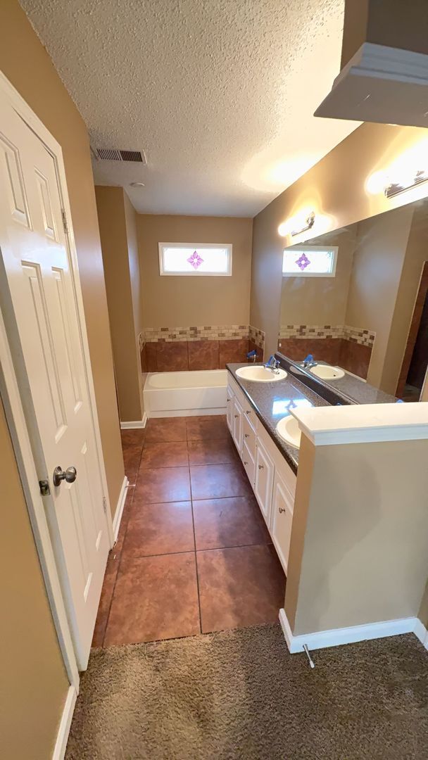 Building Photo - Comfy 3 bedroom 2 bath home