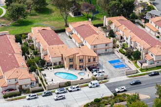 Building Photo - Resort-style amenities in a highly desirab...