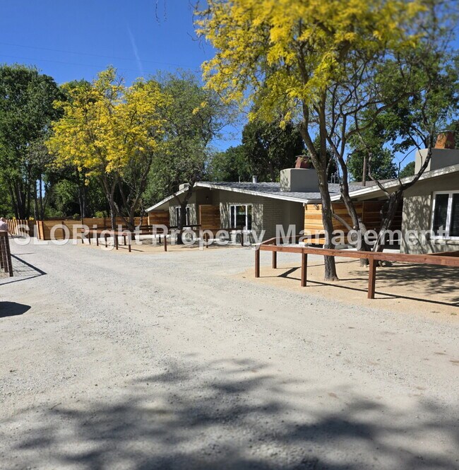 Building Photo - LEASE PENDING- 1 bed, 1 bath renovated units in Santa Margarita
