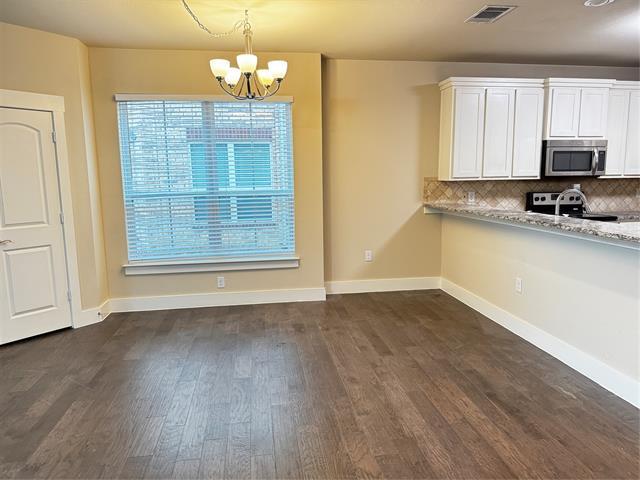 Building Photo - 301 Lily Ln