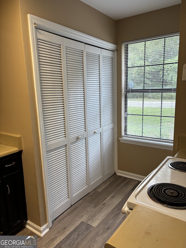 Building Photo - 207 Admiral's Walk Dr