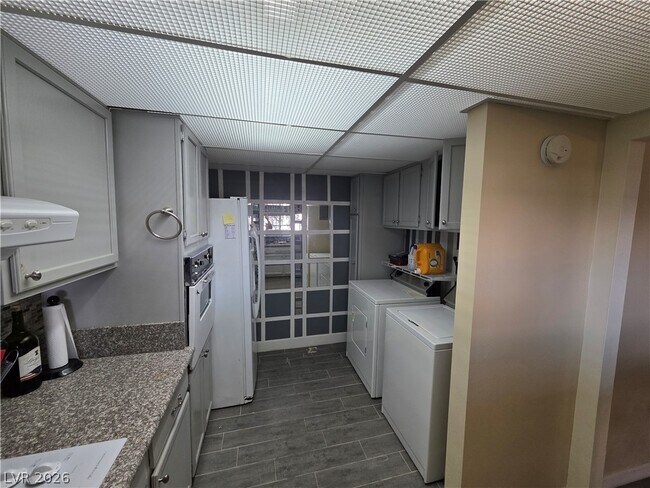 Building Photo - 750 S Royal Crest Cir
