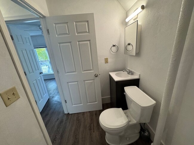 Building Photo - 2 Bedroom 1 Bathroom Duplex in Beloit, WI