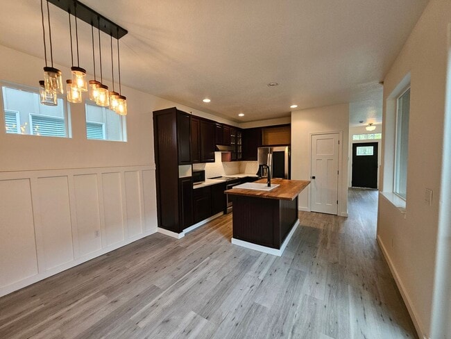 Building Photo - Modern 3 Bedroom, 2.5 Bath Home in Hillsboro with Granite Countertops and 2 Car Garage!