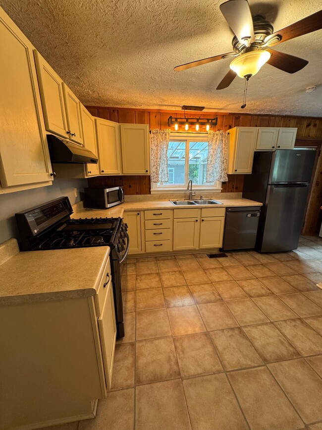 Building Photo - 4011 Longwood Dr
