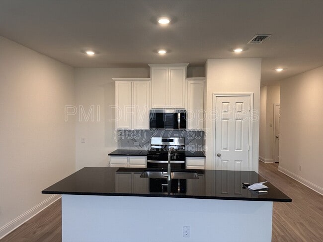 Building Photo - 649 Saxony Dr
