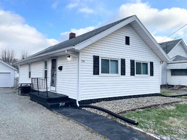 Building Photo - 3 Bedroom HUGE, 4-car garage/workshop combo (has electricity)