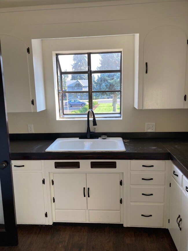 Building Photo - Spacious Multi-Level Apartment in the Hear...