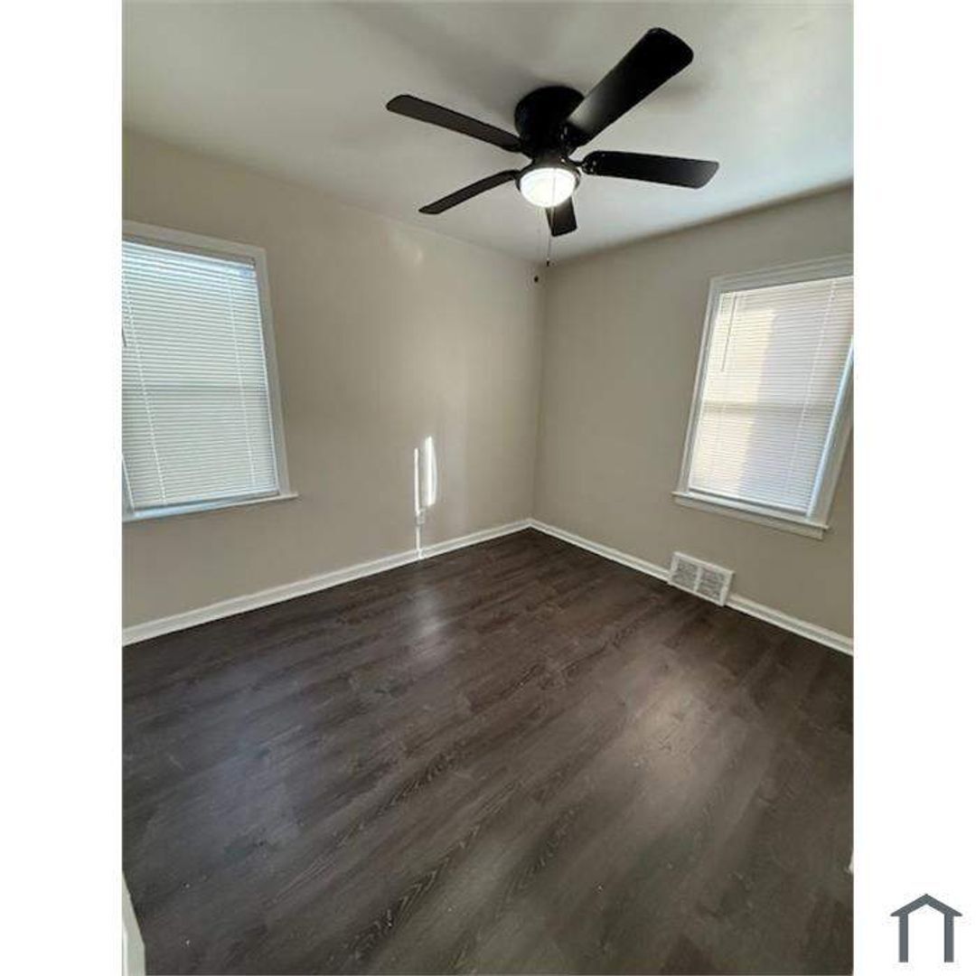 Building Photo - This beautifully updated 3-bedroom, 1-bath...