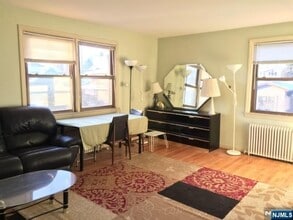 Building Photo - 418 Main St