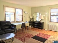 Building Photo - 418 Main St