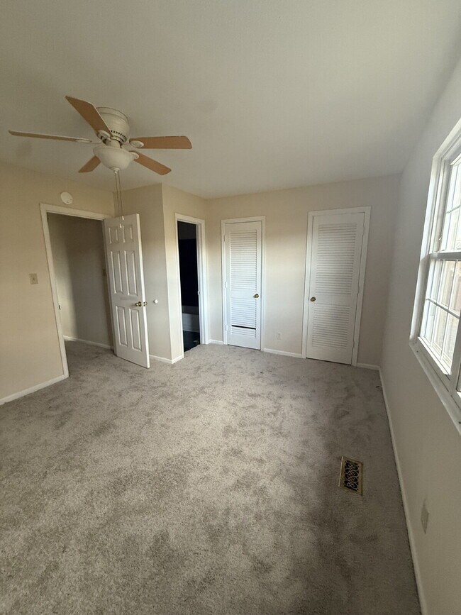 Building Photo - 2 bedroom and 2.5 bathroom townhome available for immediate move in.