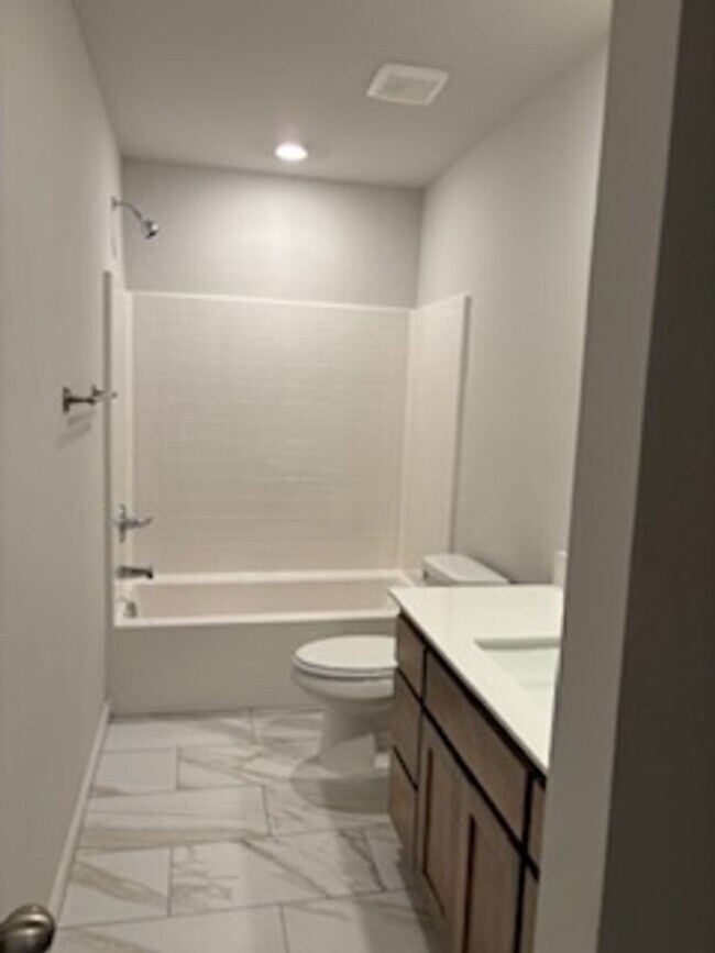 Building Photo - NEW HOME~!
