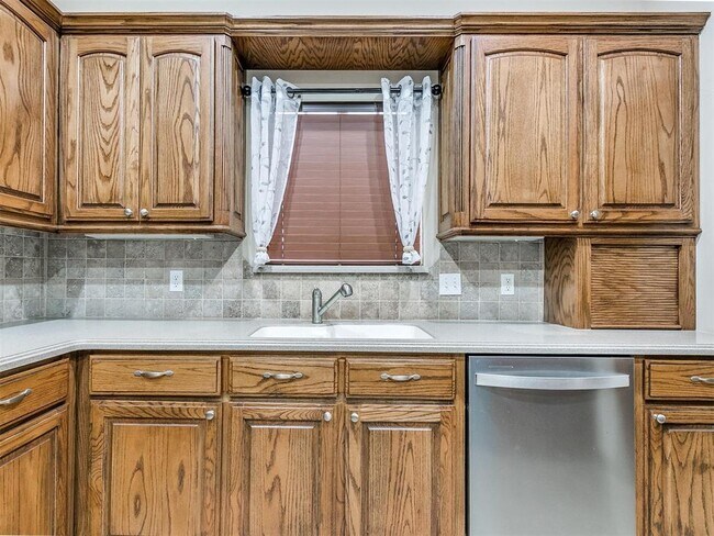 Building Photo - 1001 N Barn Hill Way