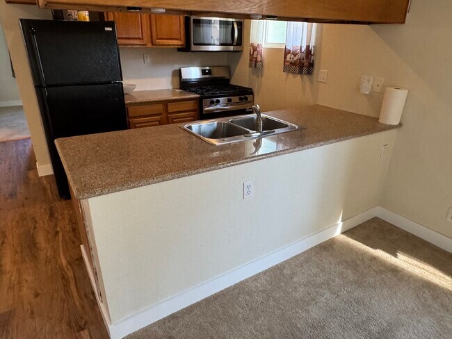 Building Photo - 10920 Apricot St