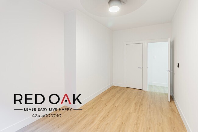 Building Photo - Luxurious One Bedroom with Loads of Natura...