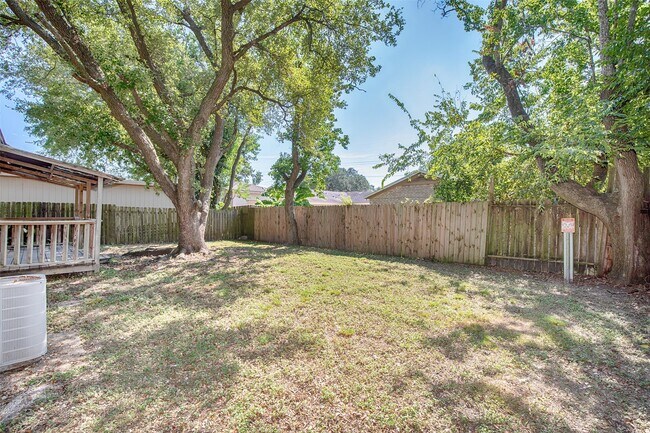 Building Photo - 1805 Oriole Dr