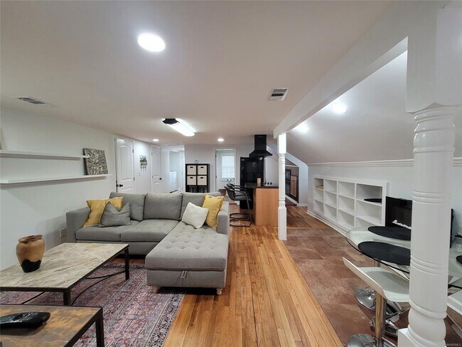 Building Photo - 2137 Madison Ave