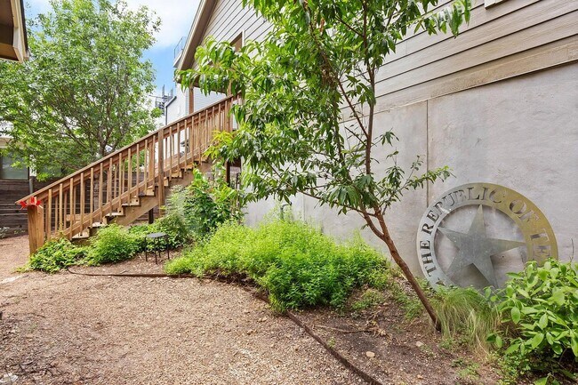 Building Photo - 2111 E 8th St