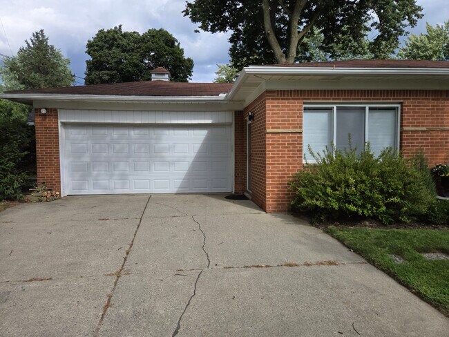 Building Photo - 1216 Sycamore Dr