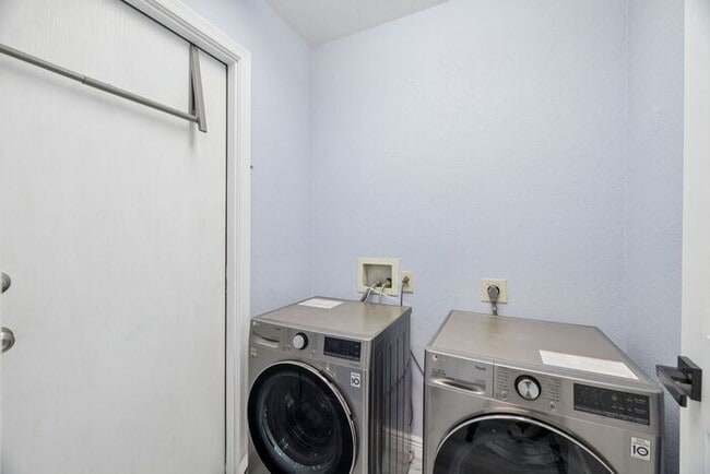 Building Photo - 1057 S Jamaica Way