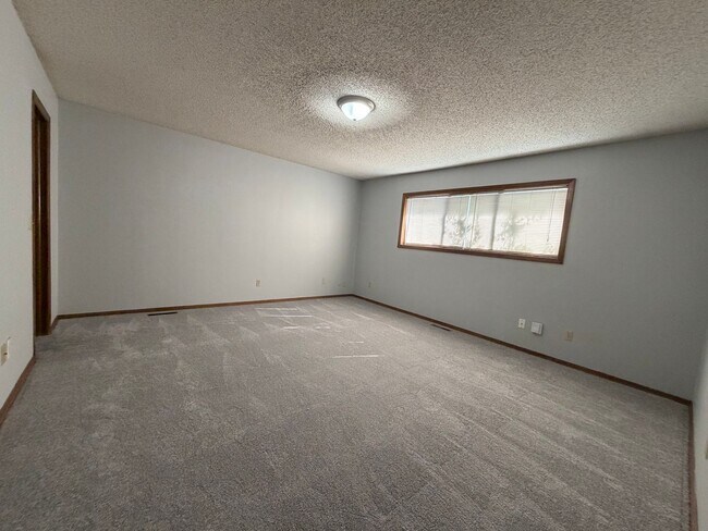 Building Photo - 3 Bed 2 Bath Duplex