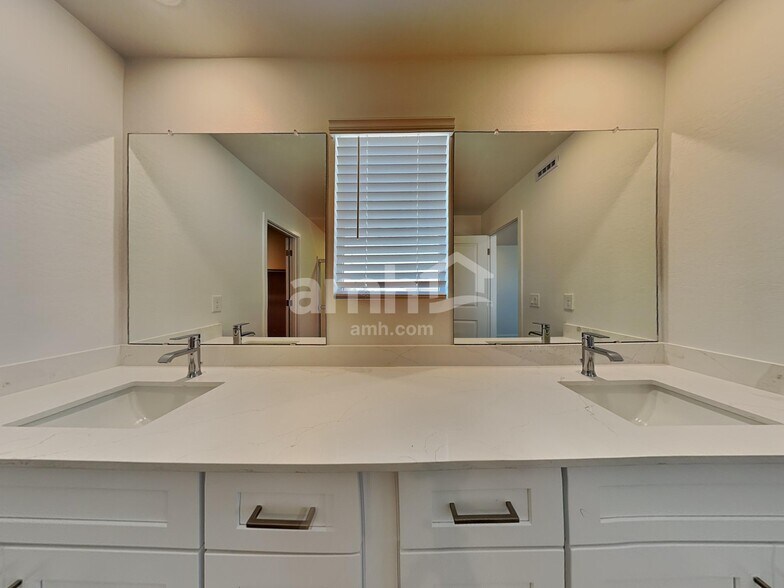 Building Photo - 25819 N 184th Dr