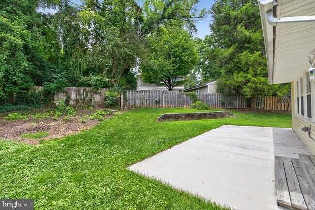 Building Photo - 7027 Jefferson Ave