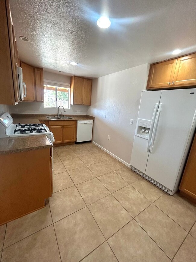 Building Photo - **MOVE-IN Special ** Beautiful 3 Bedroom/ 2 Bathroom Home In Downtown 29 Palms