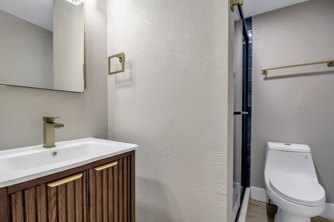 Building Photo - 3 BED | 2 BATH | REAR OFF-STREET PARKING |...