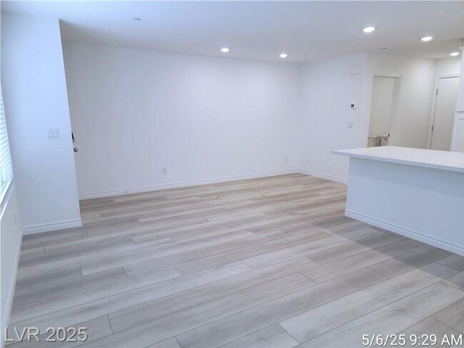 Building Photo - BRAND NEW 3 BED, 2.5 BATH TOWNHOME IN NW L...