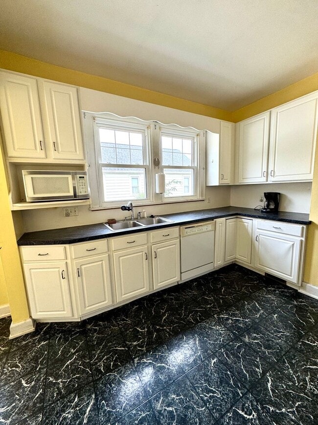 Building Photo - Single Family Home for Rent - Direct acces...