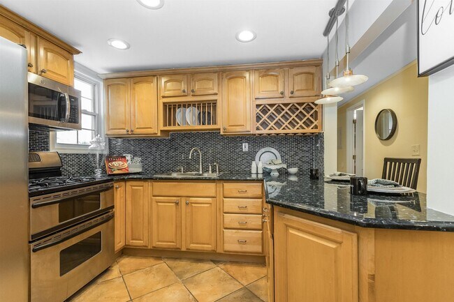 Building Photo - 102 Broughton Ave