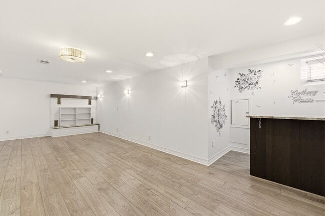 Building Photo - Beautiful 4 Bedroom/3 Bathroom Home in University Hills Area!