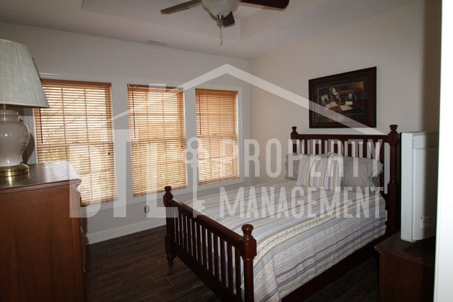 Building Photo - Beautiful 2 Bedroom Duplex with Loft!