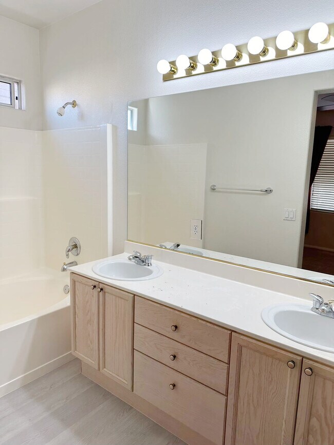 Building Photo - 204 Crooked Tree Dr